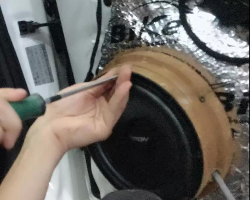 同樣是奧迪，這輛才夠味-車改坊佛山店奧迪A4L汽車音響升級德國伊頓