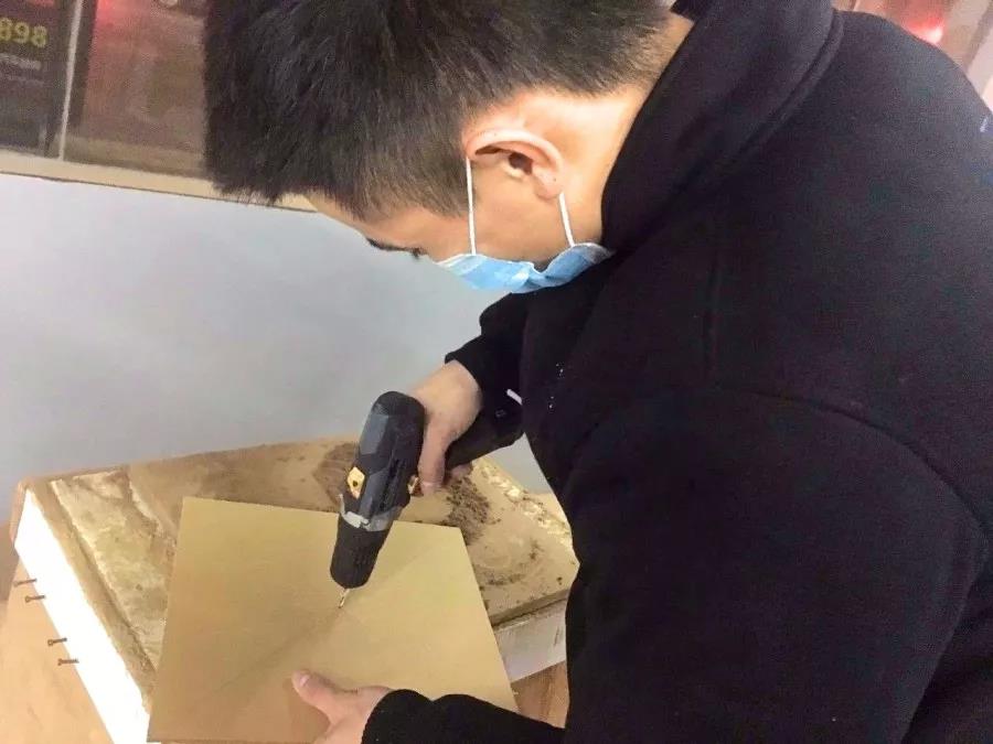 一臺ETON MINI300.2功放就搞定？-看車改坊佛山店這輛奔馳商務如何操作