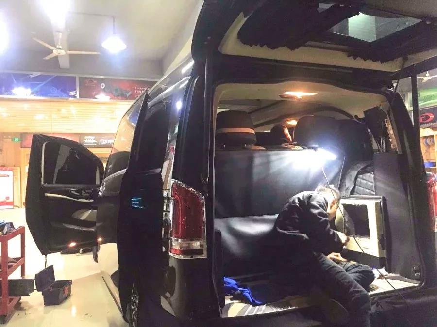 一臺ETON MINI300.2功放就搞定？-看車改坊佛山店這輛奔馳商務如何操作