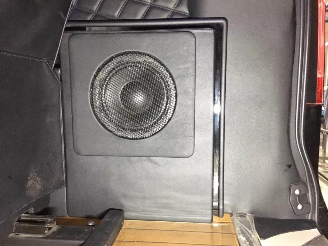 一臺ETON MINI300.2功放就搞定？-看車改坊佛山店這輛奔馳商務如何操作