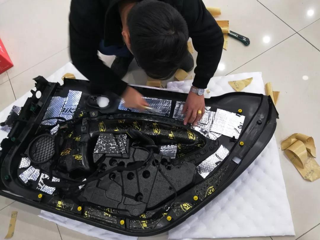 一臺超薄低音炮來點亮全場！新款SMART這波升級車主很滿意