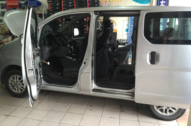 有音樂不孤獨 三鄉極速日產NV200改裝美國霸克汽